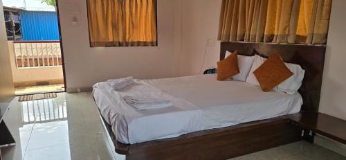 Hotel Saaj Inn, Home Stay & Restaurant in Khed