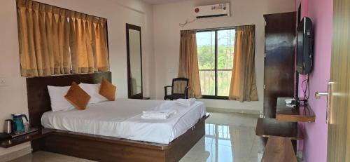 Hotel Saaj Inn, Home Stay & Restaurant in Khed