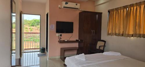Hotel Saaj Inn, Home Stay & Restaurant in Khed