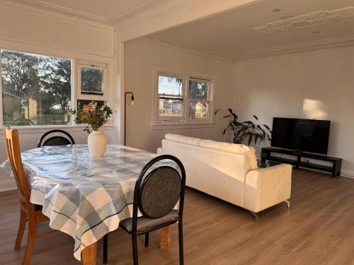 Two bedrooms house - One Min to Mulgrave Station in Windsor