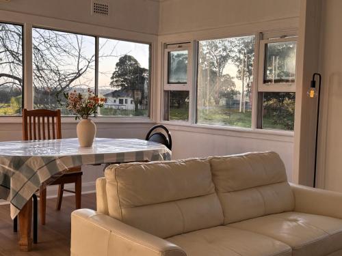 Two bedrooms house - One Min to Mulgrave Station in Windsor
