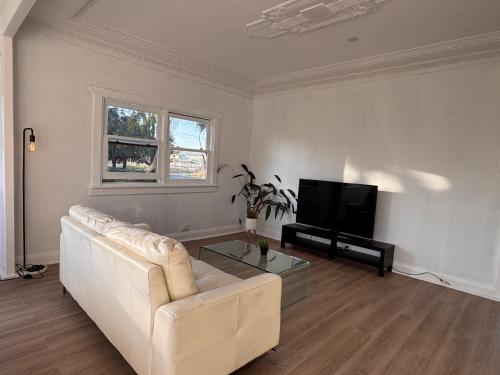 Two bedrooms house - One Min to Mulgrave Station in Windsor
