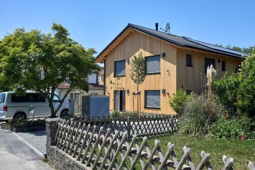 seeglueck ROSENHOF - naturnah Wohnen im Holz100-Vollholzhaus mit Whirlpool und Garten - Allensbach