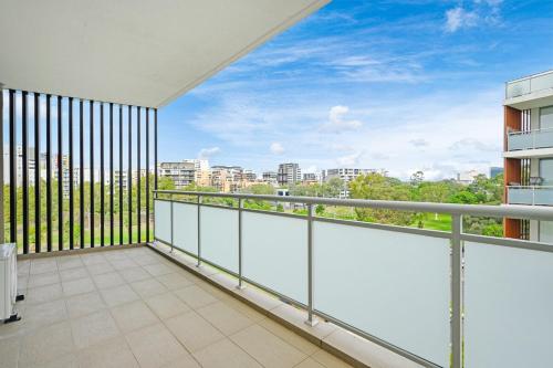 Chic One-Bedroom Hideaway with Free Parking&Wi-Fi in Warwick Farm
