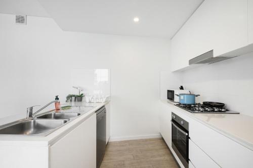 Chic One-Bedroom Hideaway with Free Parking&Wi-Fi in Warwick Farm
