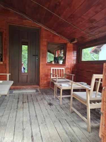 Rõdu/terrass, Cabana trenulețelor (Cabana trenuletelor) in Cornu De Jos