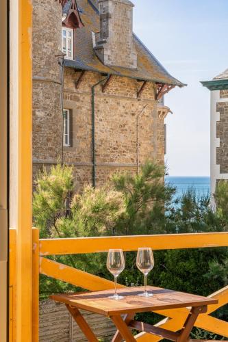 Sea view apartment with balcony