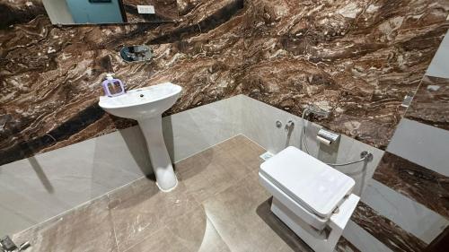 Infinity Hotel by Kalra Hotels - image 4