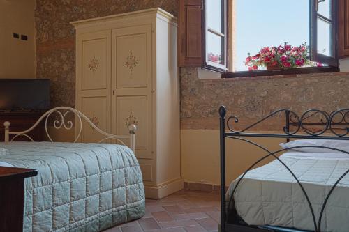 1 queen bed, 2 twin beds