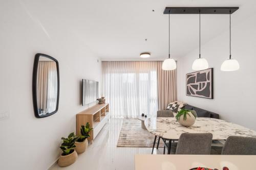 Stunning 1 Bedroom In City Center - image 12