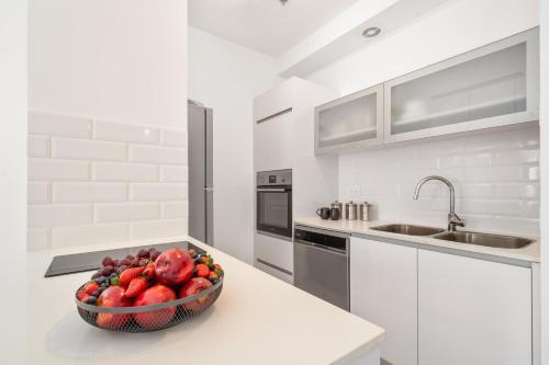 Stunning 1 Bedroom In City Center - image 11