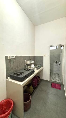 virtuve, 3m² 2 guļamistaba, 2 privāta vannas istaba Māja Tegalrejo
 (HARMONI GUEST HOUSE tumpak sewu) in Lumadžanga