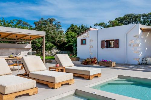 Minos Villa