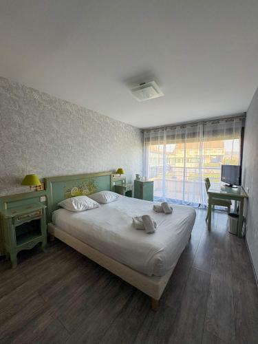 1 queen bed, 2 twin beds