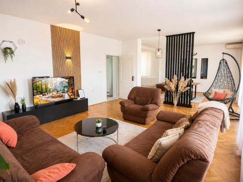 Modern 2BR Apt with 2 Balconies Views and Parking – khách sạn tại Arberi