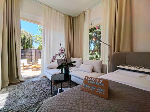 Villa Del Mar with Heated Pool & Spa in Mazotos