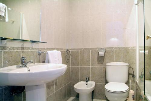 ห้องน้ำ, Hostal Arias in ซาฟรา / เลเรนา