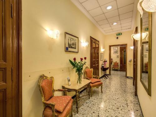 Entrance, Hotel Labelle in Colosseum and Foro Romano