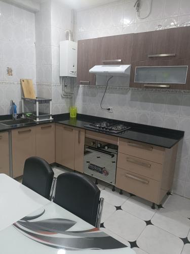 Comfortable Family Apartment Near the Sea Quiet Area Two Balconies and Full kichen – khách sạn tại Boumerdes