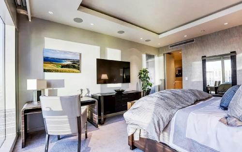 Two Bedroom Corner Residence with Panoramic Views - image 2