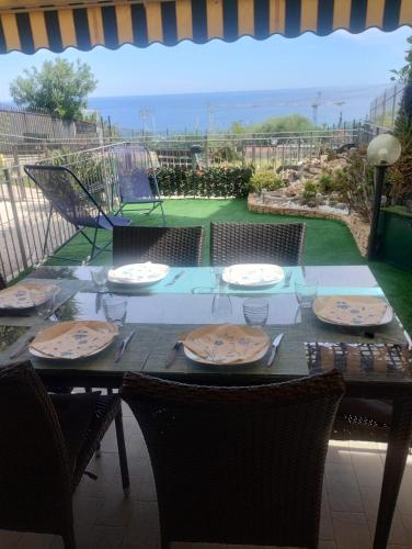 Bilocale con giardino, vista mare e parcheggio privato