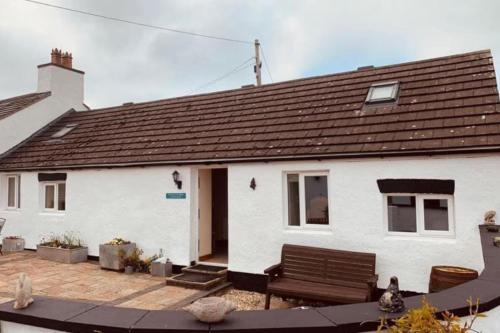 Near Rhosneigr - Sleeps 2 - Pets and Parking in Bryngwran