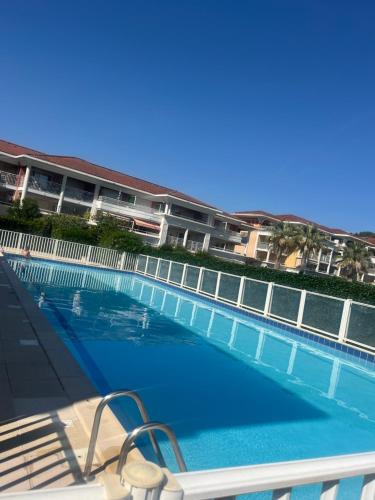 Lake View Apartment with Private Garden& Parking, Residence Pool & Tennis Court