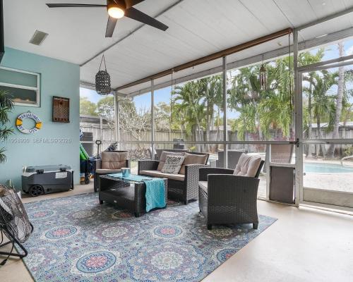 Beautiful Hollywood getaway with pool and hot tub in Emerald Hills