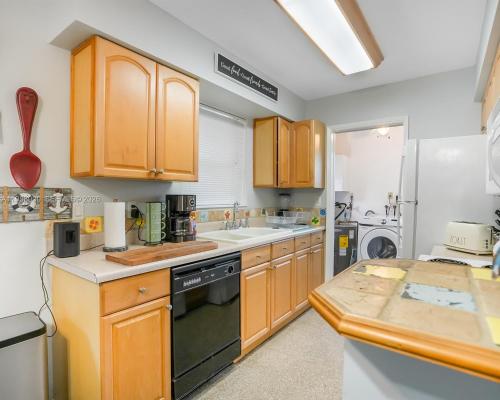 Beautiful Hollywood getaway with pool and hot tub in Emerald Hills