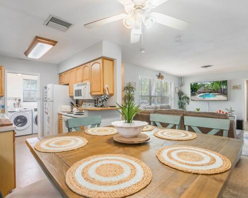Beautiful Hollywood getaway with pool and hot tub in Emerald Hills
