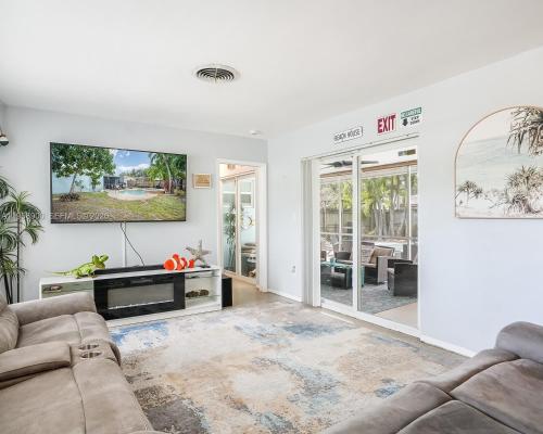 Beautiful Hollywood getaway with pool and hot tub in Emerald Hills