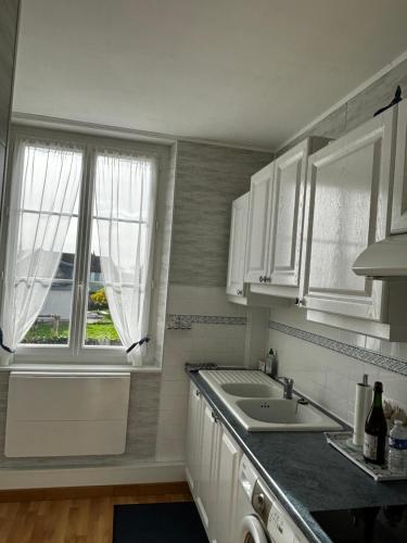 Studio bord de mer au pied de la plage in Langrune-Sur-Mer