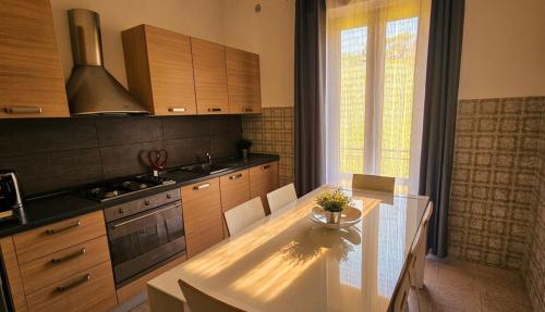  VAL D´ORCIA DELUXE 2, RAFFINATA CASA immersa nel verde con WiFi, giardino e parcheggio in Montalcino