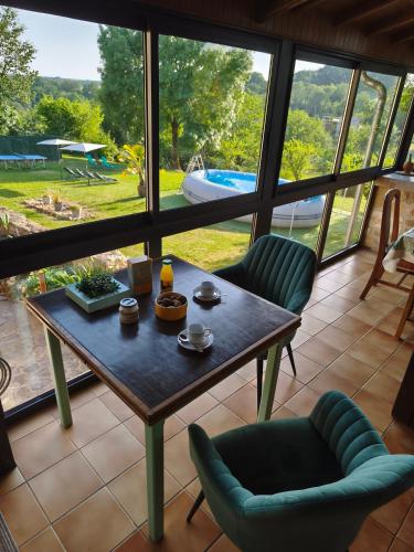 Ēdiens un dzērieni, Nouzet gites et lits in Eyzerac
