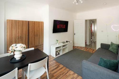 Cozy Flat Near Station & Local Parks - image 3