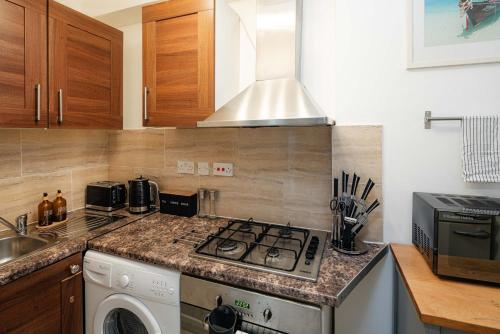 Bright Flat Near Shops & Dining - image 8