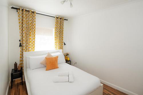 Bright Flat Near Shops & Dining - image 3