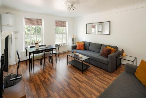 Bright Flat Near Shops & Dining - image 4