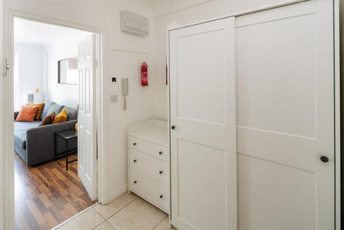 Bright Flat Near Shops & Dining - image 13