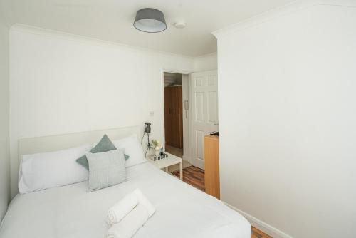 Bright Flat Near Parks & Restaurants - image 8