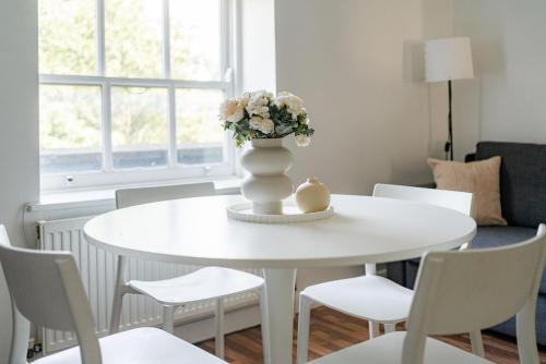 Bright Flat Near Parks & Restaurants - image 4