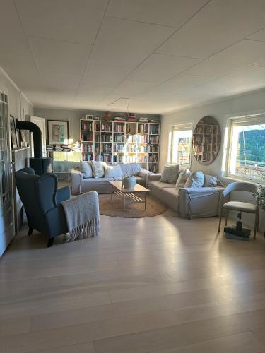 Stort hus med utsikt, hage og veranda Kristiansand – khách sạn tại Khac