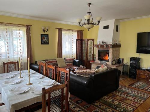 Horace Guesthouse POOL & HOT TUB & BIKES & RIVER in Dejani