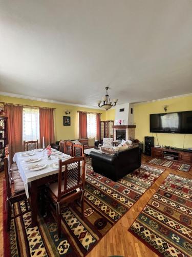Horace Guesthouse POOL & HOT TUB & BIKES & RIVER in Dejani