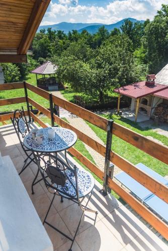 Horace Guesthouse POOL & HOT TUB & BIKES & RIVER in Dejani