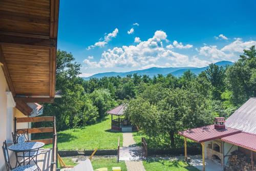 Horace Guesthouse POOL & HOT TUB & BIKES & RIVER in Dejani