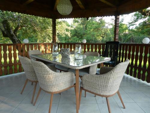 Horace Guesthouse POOL & HOT TUB & BIKES & RIVER in Dejani