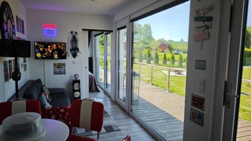 Skats, Ranch 66 - Wellness Tiny House Black Swallow ve stylu Route 66 se saunou, koupacím sudem a bazénem (Ranch 66 - Wellness Tiny House Black Swallow ve stylu Route 66 se saunou, koupacim sudem a bazenem) in Velka Bystrice