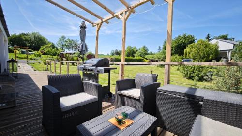 Balkons/terase, Ranch 66 - Wellness Tiny House Black Swallow ve stylu Route 66 se saunou, koupacím sudem a bazénem (Ranch 66 - Wellness Tiny House Black Swallow ve stylu Route 66 se saunou, koupacim sudem a bazenem) in Velka Bystrice
