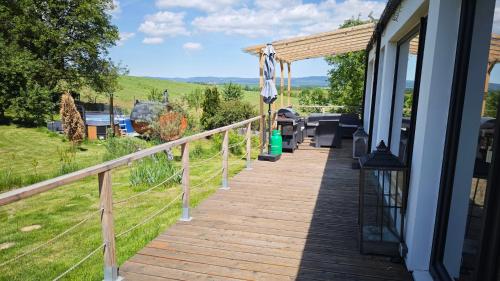 Karstais baseins, Ranch 66 - Wellness Tiny House Black Swallow ve stylu Route 66 se saunou, koupacím sudem a bazénem (Ranch 66 - Wellness Tiny House Black Swallow ve stylu Route 66 se saunou, koupacim sudem a bazenem) in Velka Bystrice